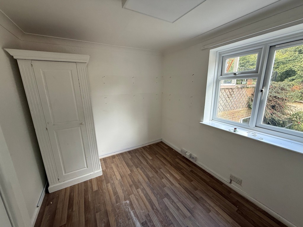 Lot: 157 - FLAT FOR IMPROVEMENT - Second bedroom